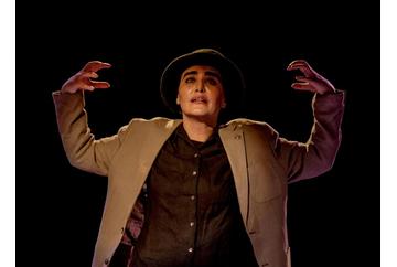 این نمایش مخاطب را هم می‌خنداند و هم به گریه می‌اندازد