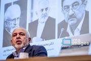 محمدجواد ظریف وزیر امور خارجه اسبق و عضو هیئت علمی دانشگاه تهران، روز شنبه ۱۸ مهرماه ۱۴۰۵ در نشست رونمایی و بررسی سه کتاب از وی، با عناوین «جهان پیش رو»، «دیپلماسی ایرانی در جهان پساقطبی» و «چالش شناخت و ادراک در سیاست خارجی جمهوری اسلامی ایران» در محل دانشکده مطالعات جهان دانشگاه تهران حضور دارد.
