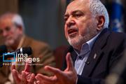 محمدجواد ظریف وزیر امور خارجه اسبق و عضو هیئت علمی دانشگاه تهران، روز شنبه ۱۸ مهرماه ۱۴۰۵ در نشست رونمایی و بررسی سه کتاب از وی، با محوریت «تحول نظام بین‌الملل و جایگاه ایران در آن» در محل دانشکده مطالعات جهان دانشگاه تهران، سخنرانی می‌کند.