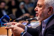 محمدجواد ظریف وزیر امور خارجه اسبق و عضو هیئت علمی دانشگاه تهران، روز شنبه ۱۸ مهرماه ۱۴۰۵ در نشست رونمایی و بررسی سه کتاب از وی، با محوریت «تحول نظام بین‌الملل و جایگاه ایران در آن» در محل دانشکده مطالعات جهان دانشگاه تهران، سخنرانی می‌کند.