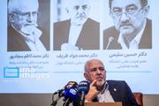 محمدجواد ظریف وزیر امور خارجه اسبق و عضو هیئت علمی دانشگاه تهران، روز شنبه ۱۸ مهرماه ۱۴۰۵ در نشست رونمایی و بررسی سه کتاب از وی، با محوریت «تحول نظام بین‌الملل و جایگاه ایران در آن» در محل دانشکده مطالعات جهان دانشگاه تهران، سخنرانی می‌کند.