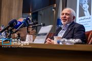 محمدجواد ظریف وزیر امور خارجه اسبق و عضو هیئت علمی دانشگاه تهران، روز شنبه ۱۸ مهرماه ۱۴۰۵ در نشست رونمایی و بررسی سه کتاب از وی، با محوریت «تحول نظام بین‌الملل و جایگاه ایران در آن» در محل دانشکده مطالعات جهان دانشگاه تهران، سخنرانی می‌کند.