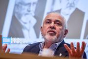 محمدجواد ظریف وزیر امور خارجه اسبق و عضو هیئت علمی دانشگاه تهران، روز شنبه ۱۸ مهرماه ۱۴۰۵ در نشست رونمایی و بررسی سه کتاب از وی، با محوریت «تحول نظام بین‌الملل و جایگاه ایران در آن» در محل دانشکده مطالعات جهان دانشگاه تهران، سخنرانی می‌کند.