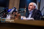 محمدجواد ظریف وزیر امور خارجه اسبق و عضو هیئت علمی دانشگاه تهران، روز شنبه ۱۸ مهرماه ۱۴۰۵ در نشست رونمایی و بررسی سه کتاب از وی، با محوریت «تحول نظام بین‌الملل و جایگاه ایران در آن» در محل دانشکده مطالعات جهان دانشگاه تهران، سخنرانی می‌کند.