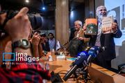 محمدجواد ظریف وزیر امور خارجه اسبق و عضو هیئت علمی دانشگاه تهران، روز شنبه ۱۸ مهرماه ۱۴۰۵ در نشست رونمایی و بررسی سه کتاب از وی، با عناوین «جهان پیش رو»، «دیپلماسی ایرانی در جهان پساقطبی» و «چالش شناخت و ادراک در سیاست خارجی جمهوری اسلامی ایران» در محل دانشکده مطالعات جهان دانشگاه تهران حضور دارد.
