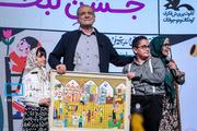 مسعود پزشکیان رئیس‌جمهور، صبح یکشنبه ۱۹ مهرماه ۱۴۰۵ در جشن لبخند وطن به مناسبت هفته ملی کودک در مرکز آفرینش‌های فرهنگی‌ هنری کانون پرورش فکری کودکان و نوجوانان حضور دارد.
 در حاشیه این مراسم دو کودک با اهدای تابلویی به رئیس‌جمهور از زحمات وی قدردانی می‌کنند.