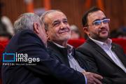 علیرضا کاظمی وزیر آموزش و پرورش، مسعود پزشکیان رئیس‌جمهور و حامد علامتی مدیر عامل کانون پرورش فکری کودکان و نوجوانان، صبح یکشنبه ۱۹ مهرماه ۱۴۰۵ در جشن لبخند وطن به مناسبت هفته ملی کودک در مرکز آفرینش‌های فرهنگی‌ هنری کانون پرورش فکری کودکان و نوجوانان حضور دارند.