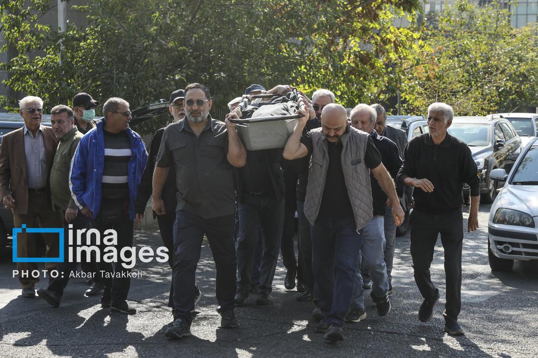 نفر جلو سمت راست: مهدی قاسمی عکاس، صبح سه‌شنبه پنجم آبان‌ماه ۱۴۰۵ در مراسم وداع با  محسن راستانی عکاس پیشکسوت و شناخته‌شده حوزه مستند و خبری ایران مقابل خانه هنرمندان حضور دارد.