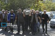 نفر جلو سمت راست: مهدی قاسمی عکاس، صبح سه‌شنبه پنجم آبان‌ماه ۱۴۰۵ در مراسم وداع با  محسن راستانی عکاس پیشکسوت و شناخته‌شده حوزه مستند و خبری ایران مقابل خانه هنرمندان حضور دارد.