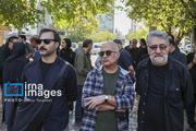 از سمت چپ: روح‌الله وحدتی عکاس و شاپور حاتمی گرافیست، صبح سه‌شنبه پنجم آبان‌ماه ۱۴۰۵ در مراسم وداع با  محسن راستانی عکاس پیشکسوت و شناخته‌شده حوزه مستند و خبری ایران مقابل خانه هنرمندان حضور دارند.