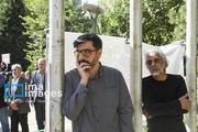 سمت چپ: حسین ولایتی عکاس، صبح سه‌شنبه پنجم آبان‌ماه ۱۴۰۵ در مراسم وداع با  محسن راستانی عکاس پیشکسوت و شناخته‌شده حوزه مستند و خبری ایران مقابل خانه هنرمندان حضور دارد.